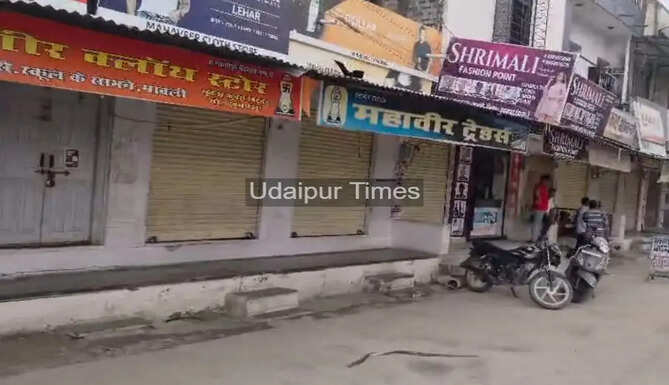 Police investigating burglary at two jewelry shops in Mavli, Udaipur after thieves stole gold, silver ornaments and cash.