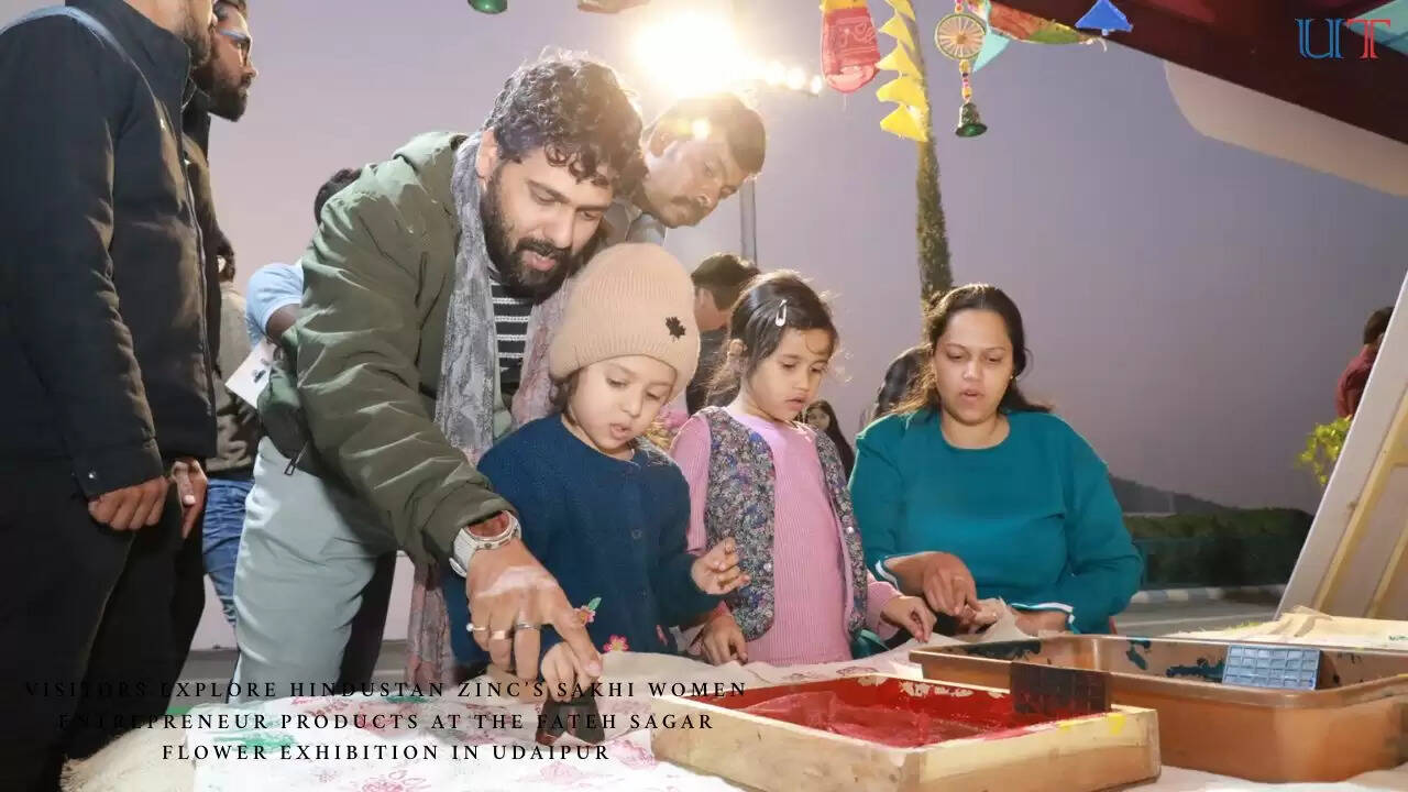 Crowds at Fateh Sagar flower exhibition visiting Hindustan Zinc’s Sakhi women entrepreneur stall in Udaipur