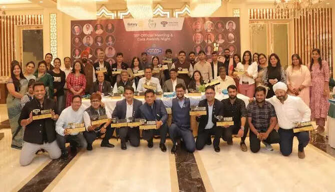 15th Official Meeting & Awards Night of RMB Udaipur took place in the AAINA Banquet at Hotel Raghu Mahal, Udaipur, showcasing the remarkable achievements and contributions of the RMB Udaipur chapter. The event, held on the 11th of June 2023, witnessed the announcement of the new leadership team and the presentation of the prestigious RMB Leadership Awards.