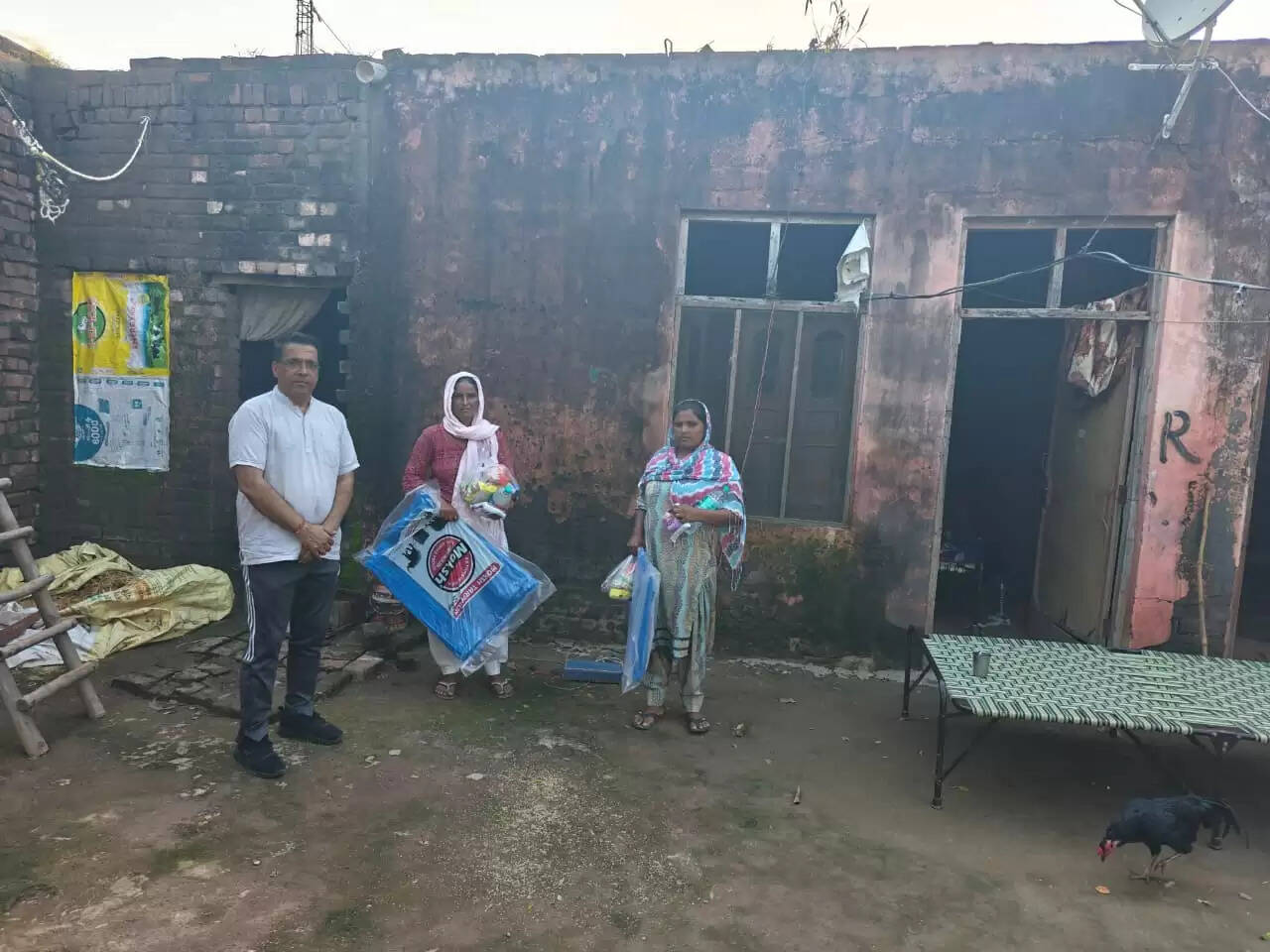 संस्थान निदेशक वंदना अग्रवाल ने बताया कि राहत सामग्री से भरे ट्रक को संस्थान के कैथल सेवा केंद्र पर हरी झंडी दिखाकर दया गुप्ता ने रवाना किया। जिसमें आवश्यक खाद्य सामग्री, दवाइयाँ और राहत सामग्री थी। Institute Director Vandana Aggarwal said that the truck filled with relief material was flagged off by Daya Gupta at the Institute's Kaithal Seva Kendra. It contained essential food items, medicines and relief material.