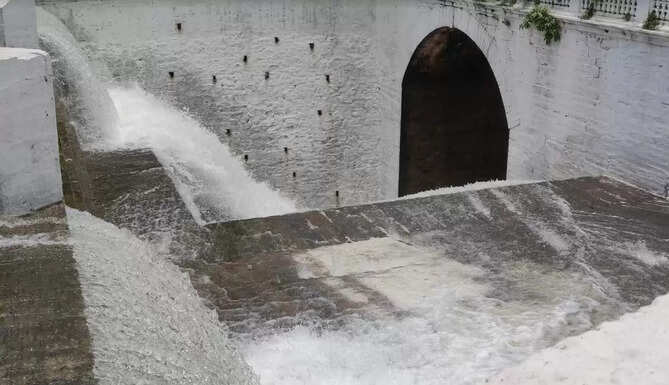 Fatehsagar lake waterfall