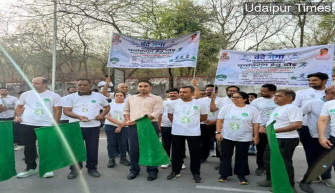 District Collector Gaurav Agrawal flags off the Run for Environment event in Udaipur on World Environment Day 2026 with participation from over 2,000 citizens promoting environmental conservation and climate awareness.