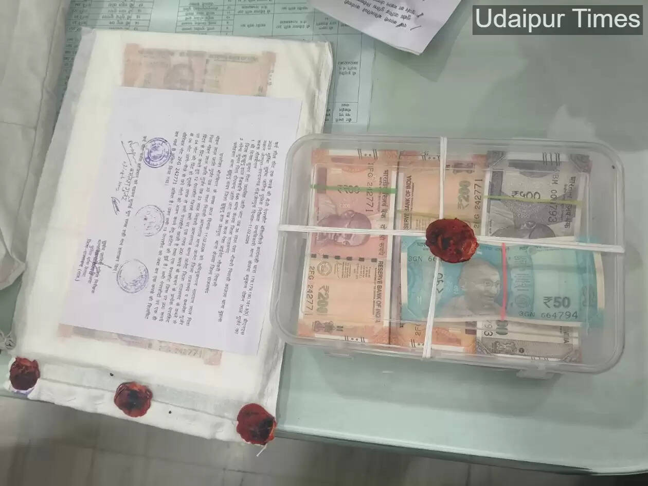 Rajsamand police display seized counterfeit notes and printing equipment after arresting two accused in Kelwa