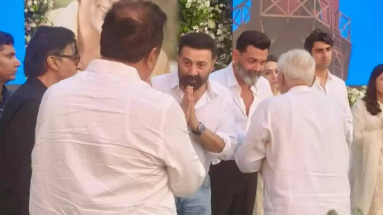 Dharmendra prayer meeting in Mumbai attended by Bollywood celebrities, with the Deol family hosting and Hema Malini holding a separate tribute.