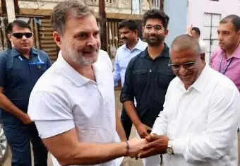 Rahul gandhi meets Bus body Builders in rajasthan