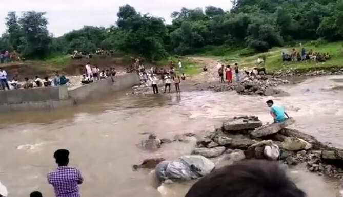 drown in river
