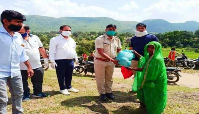 एसबीआई व पुलिस ने मिल कर 325 परिवारों को दिया राशन