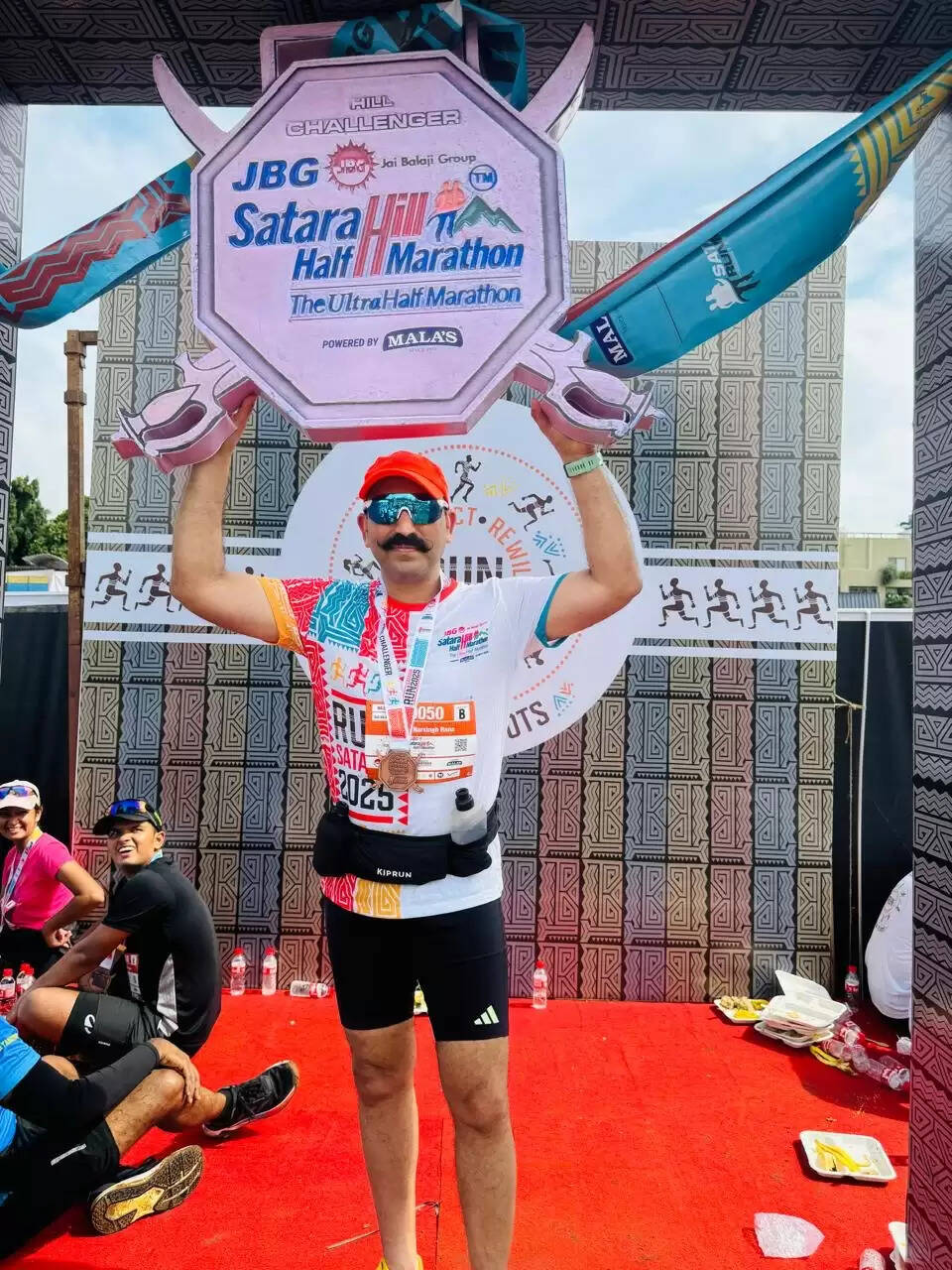 Udaipur runners Para Athlete Govind Kharol and Virendra Narsingh Rana made the city proud by successfully participating in the prestigious Satara Hill Half Marathon, one of India’s top four marathon