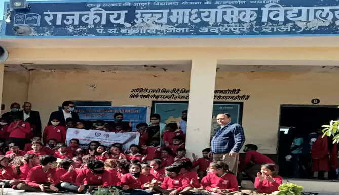 बेटियों को निःशुल्क स्वेटर वितरित 