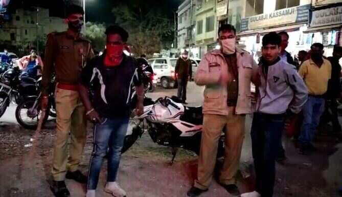 गाड़ी में रखी शराब की पेटियों को चोरी करते दो युवकों को पकड़ा