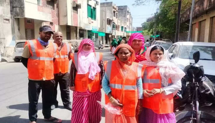 wearing apron by sanitaion workers