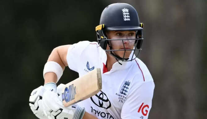 Jacob Bethell raising his bat after scoring his maiden Test century against Australia at the Sydney Cricket Ground