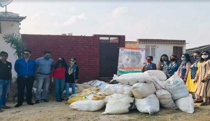 कच्ची बस्ती के परिवारों को दिया 3100 किलो अनाज