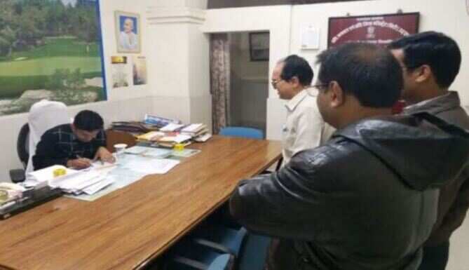 प्रतिबन्ध के बावजूद बिकते पाॅलीथिन को लेकर कलेक्टर के नाम दिया ज्ञापन