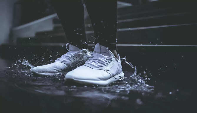 Pros and Cons of buying shoes sneakers in store vs online