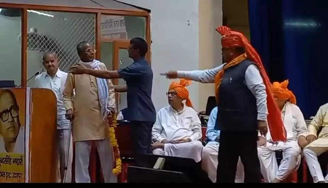 governor of assam gula chand kataria gesturing suhalka to leave stage at the sunder singh bhandari charitable trust remembrance meeting in udaipur