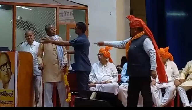 governor of assam gula chand kataria gesturing suhalka to leave stage at the sunder singh bhandari charitable trust remembrance meeting in udaipur
