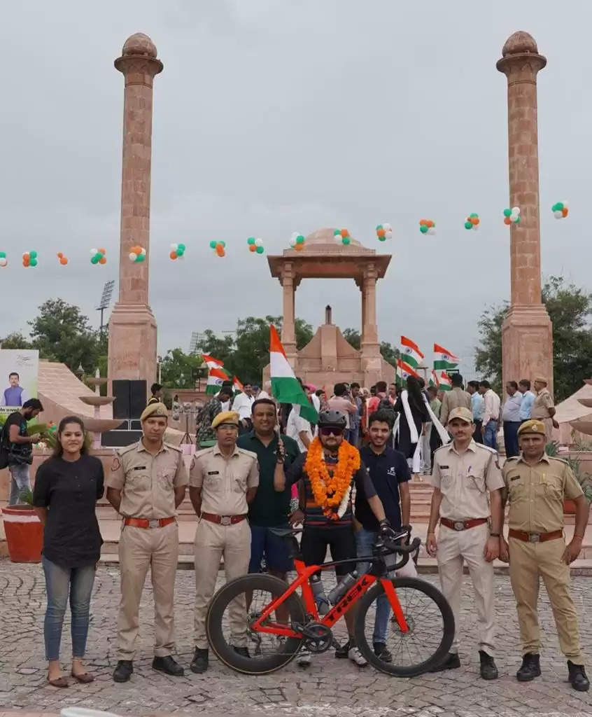 Har Ghar Tiranga Jitendra Patel Cyclist from Udaipur completes 63 km Golden Triangle in record time Azadi ka Amrit Mahotsava