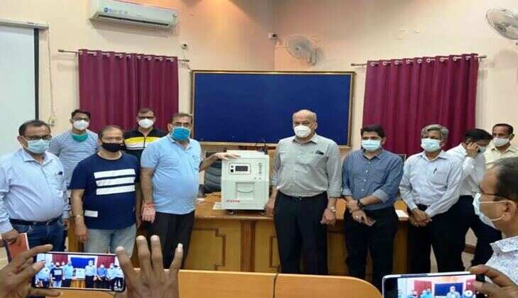 यूसीसीआई ने भेंट की ऑक्सीजन कन्सनट्रेटर मशीन