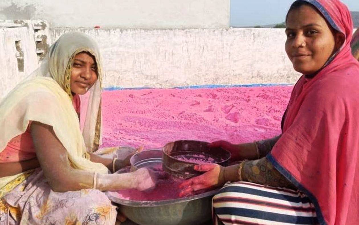 सखी परियोजना से जुड़ी महिलाओं द्वारा निर्मित हर्बल गुलाल से बेफिक्र मनाएं होली