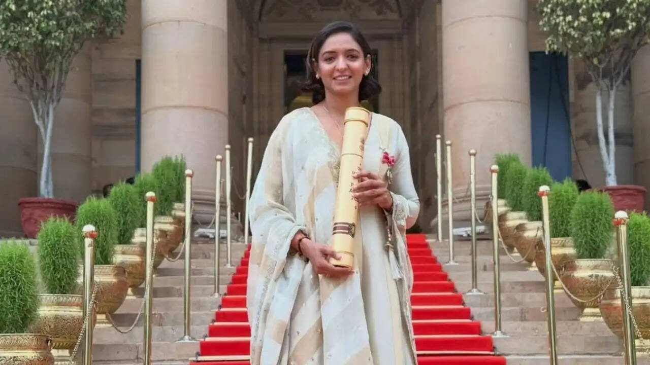 India women&rsquo;s cricket captain Harmanpreet Kaur receiving the Padma Shri award from President Droupadi Murmu at Rashtrapati Bhavan