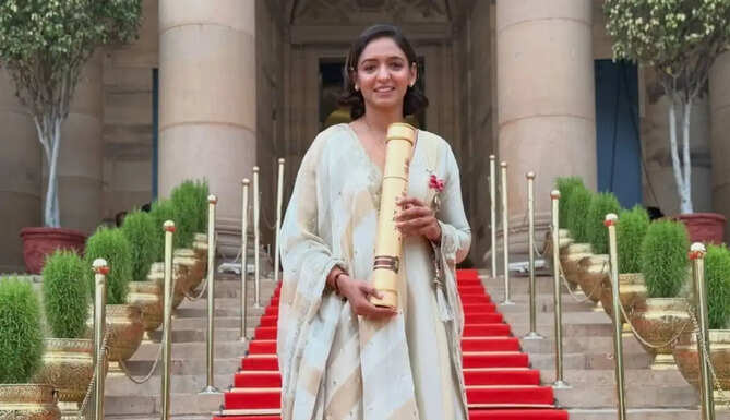India women&rsquo;s cricket captain Harmanpreet Kaur receiving the Padma Shri award from President Droupadi Murmu at Rashtrapati Bhavan