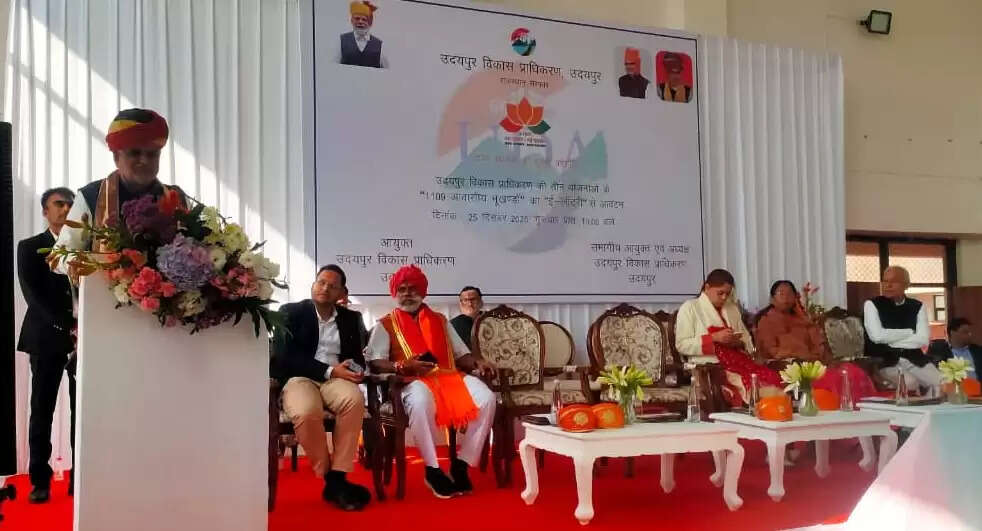 उदयपुर। दक्षिण विस्तार सामुदायिक भवन में युडीए की आवासीय योजनाओं की ई-लॉटरी समारोह को संबोधित करते नगरीय विकास एवं स्वायत्त शासन मंत्री श्री झाबरसिंह खर्रा तथा मंचासीन अन्य अतिथिगण UDA Udaipur e-lottery ceremony for residential plot allotment