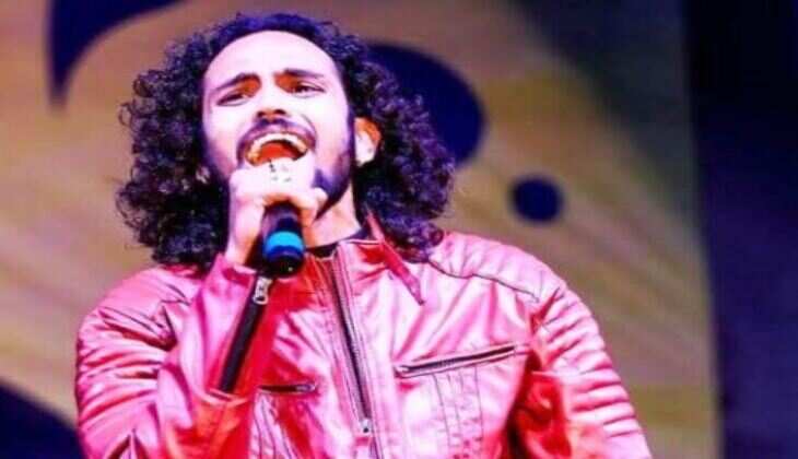 सुरीलें स्वरों में अपनी गायकी से जनता को लुभा रहे संगीतज्ञ