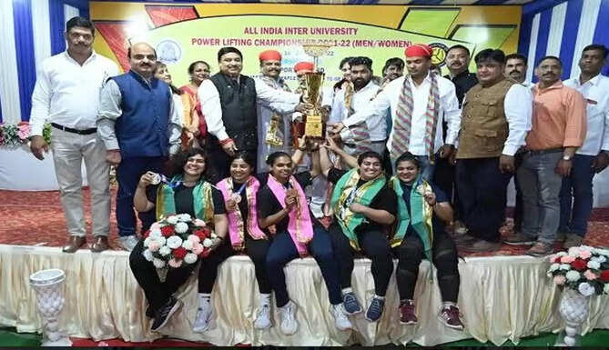 women powerlifting