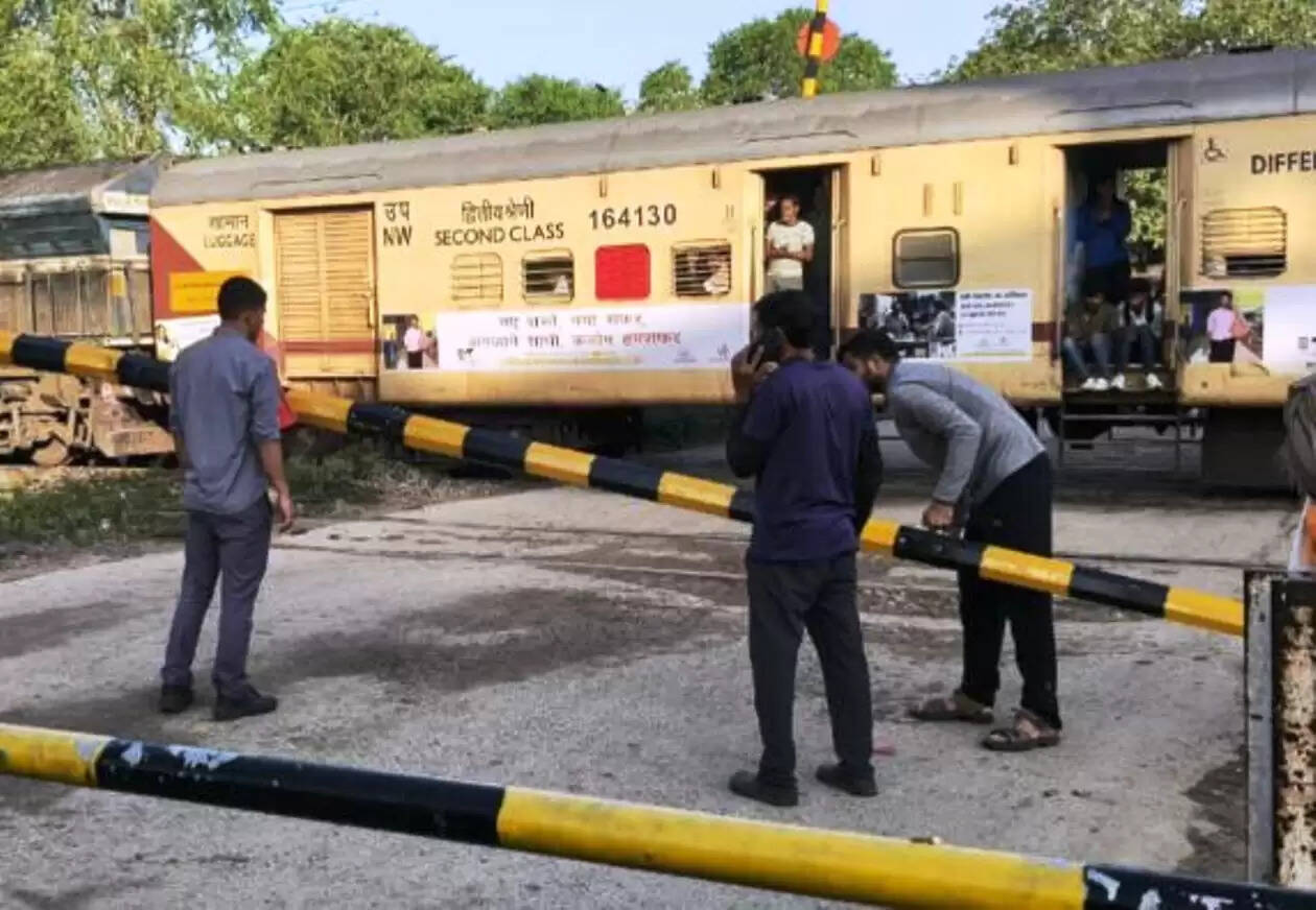 khemli-railway-gate-tractor-accident-udaipur-nov-2025