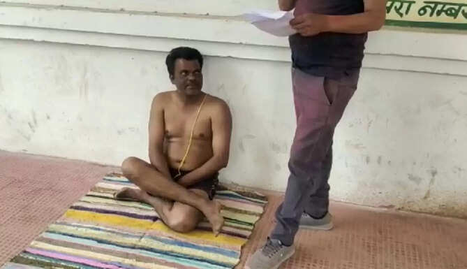 Man Protest outside collectorate Rajsamand