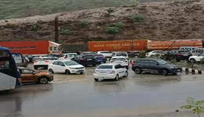 Udaipur-Ahmedabad Traffic Jam Due to Flyover