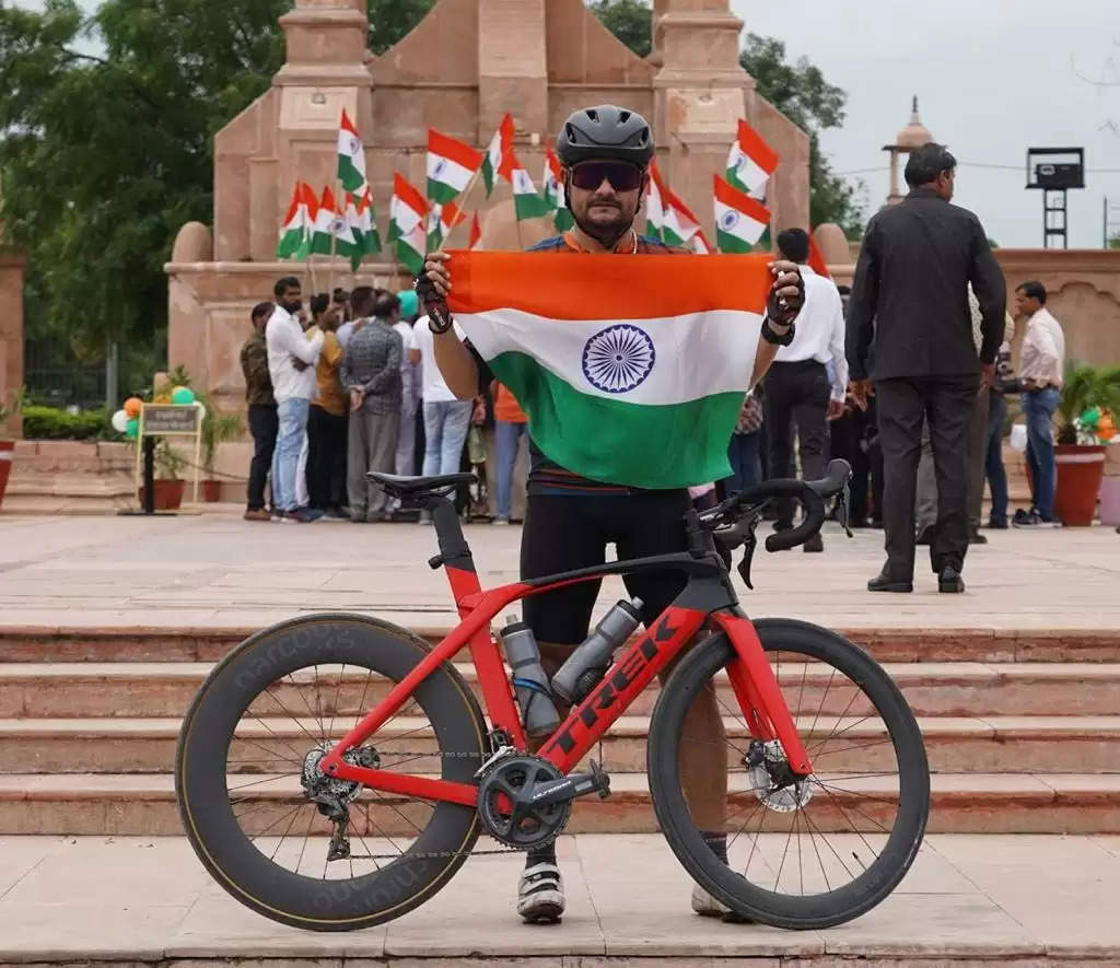 Har Ghar Tiranga Jitendra Patel Cyclist from Udaipur completes 63 km Golden Triangle in record time Azadi ka Amrit Mahotsava