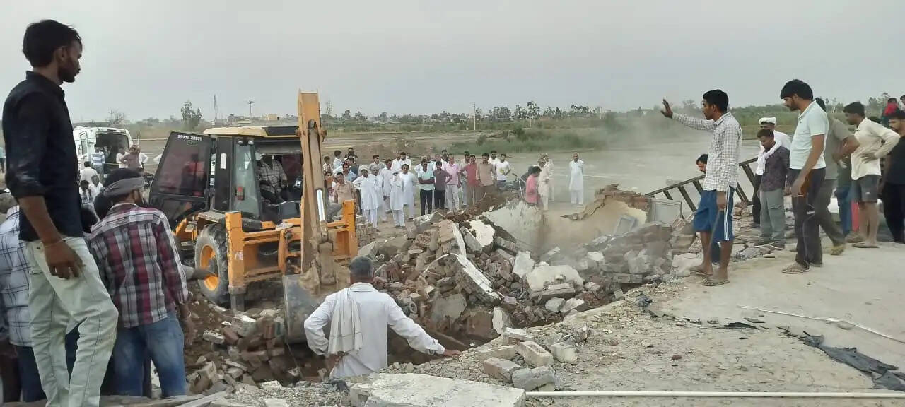 Haryana : सिरसा जिले के गांव में दीवार गिरने से बड़ा दर्दनाक हादसा, मलबे में दबे 3 मजदूर
