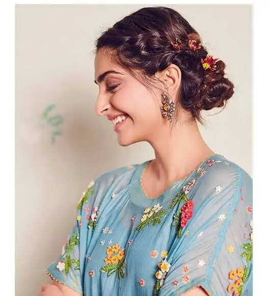 हरियाली तीज के मौके पर जरूर ट्राई करें ये जूड़ा डिजाइन, खूबसूरती में लग जाएंगे चार चांद