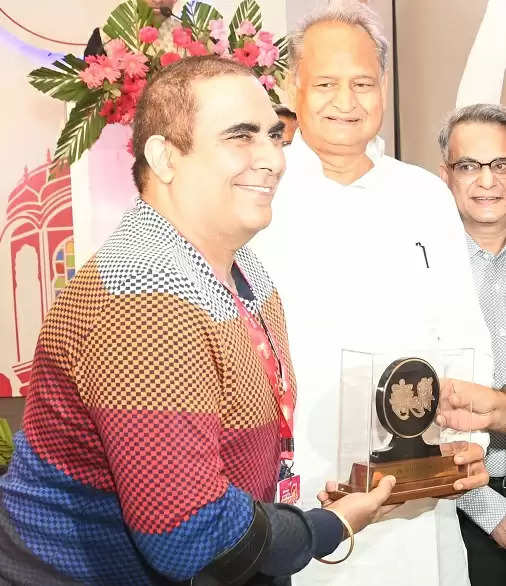 Arth Dr Arvinder Singh Awarded by Chief Minister of Rajasthan Ashok Gehlot Clinical Cosmetology