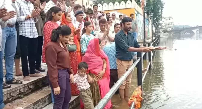 All India Kshatriya Mahasabha performed the worship of new water and Ganga Aarti along with the entire society and local citizens at Pichhola Lake in Udaipur