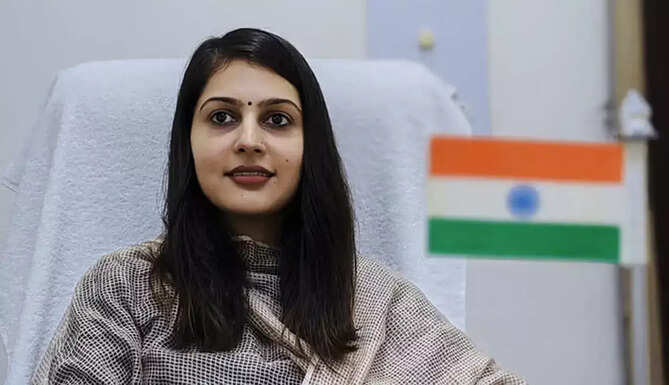 UPSC की तैयारी के बीच हुआ मां का निधन, पिता ने दिया साथ तो IAS बन अंकिता चौधरी ने रचा इतिहास
