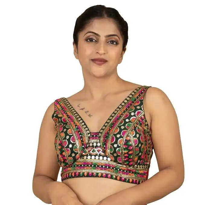 गरबा और डांडिया नाइट्स में घाघरा के साथ पहनेंगी ऐसे ब्लाउज तो हर कोई करेगा तारीफ, एक बार जरूर करें ट्राई