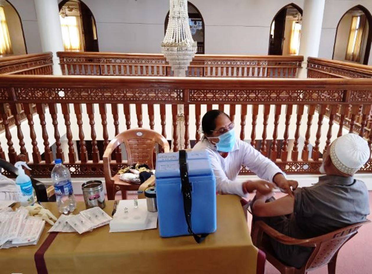 शिया दाऊदी बोहरा समाज की ओर से 200 लोगों को टीका लगाया