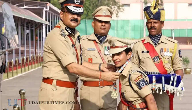 SVPNPA में फिजिकल ट्रेनिंग के दौरान सर्वश्रेष्ठ महिला प्रोबेशनर के लिए IPS प्रोबेशनर कनिका यादव को दिया गया मेडल&nbsp;