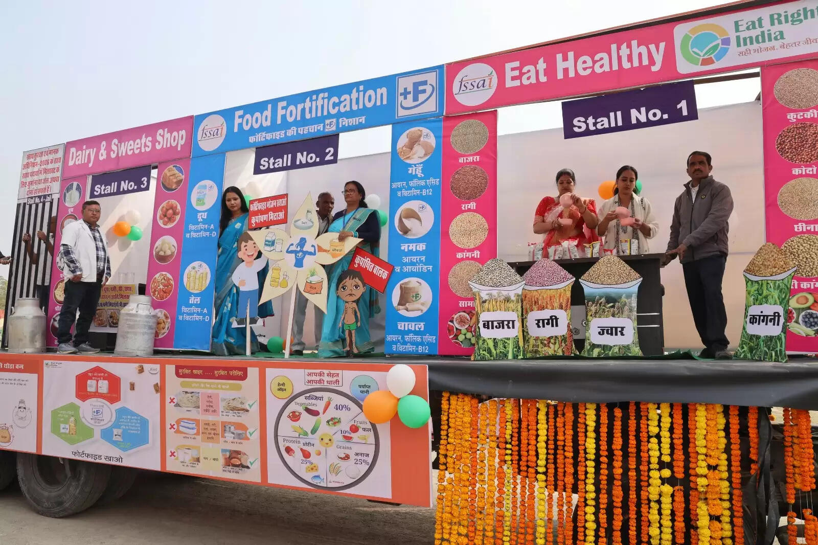 Floats showcased glimpses of development and social awareness The main attraction of the Republic Day celebrations was the floats displayed by various departments. While the floats showcased glimpses of development, they also highlighted social evils such as child marriage and drug abuse. The Education Department presented an attractive float based on the theme of robotic education. The Udaipur Development Authority showcased its development works. The Animal Husbandry Department decorated a float dedicated to the Chief Minister Mangala Animal Insurance Scheme. The most impactful float was that of the Women and Child Development Department. This tableau vividly depicted child marriage, its consequences, and administrative actions, with the theme of child marriage yesterday, today, and tomorrow.