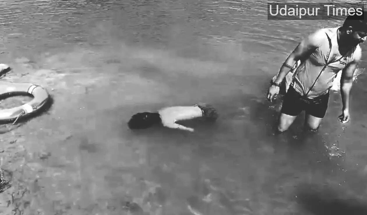Rescue team recovering body of youth from Mewar Mines quarry near Kukdeshwar Mahadev in Udaipur after a 9-hour operation.