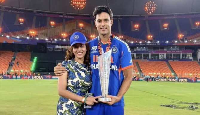 Shivam Dube travels by train to Mumbai after India&rsquo;s T20 World Cup victory