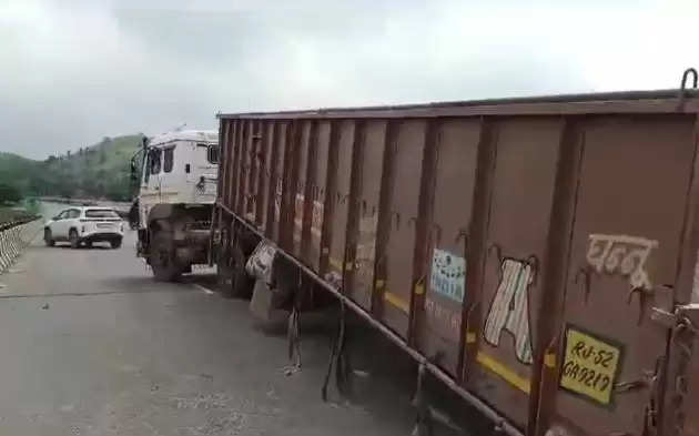 trailer overturn