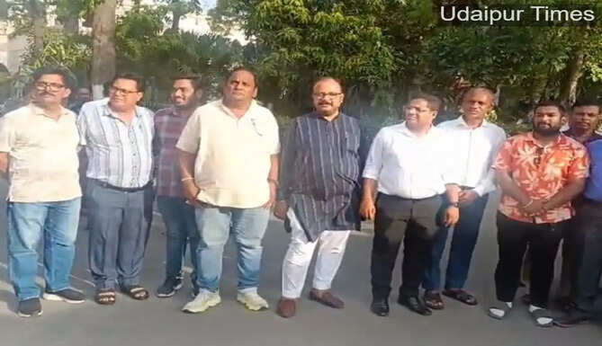 Jain community representatives submitting a memorandum to Udaipur police officials seeking a fair investigation into the JP Orthopedic Hospital assault case.