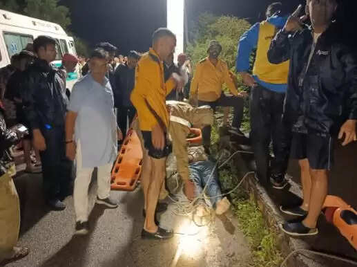 car fall into river