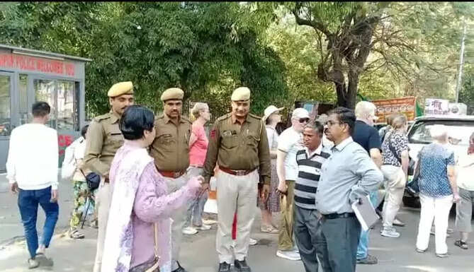Two persons caught illegal guides at saheliyon ki badi udaipur