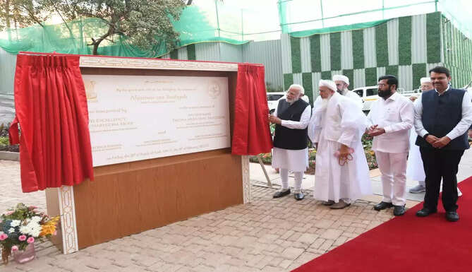 The inauguration ceremony started with the recitation of the Holy Quran by Hussain Bhaisahab, who is Hafiz ul Quran. Welcoming the Prime Minister, Syedna Mufaddal Saifuddin, the head priest of the one million strong Dawoodi Bohra community worldwide, said that the affinity of the community to Narendra Modi has been strong for decades. Syedna also welcomed the other dignitaries, including the Chief Minister of Maharashtra Eknath Shinde and Deputy CM Devendra&nbsp; Fadnavis.