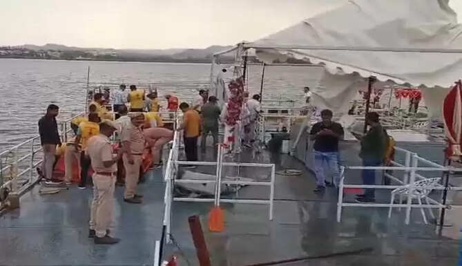boat overturn in fatehsagar